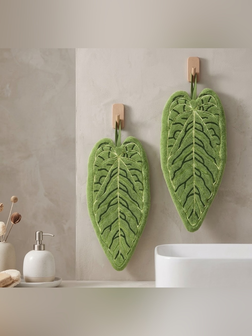 NWT Leaf-Shaped Fleece Hand Towel Set